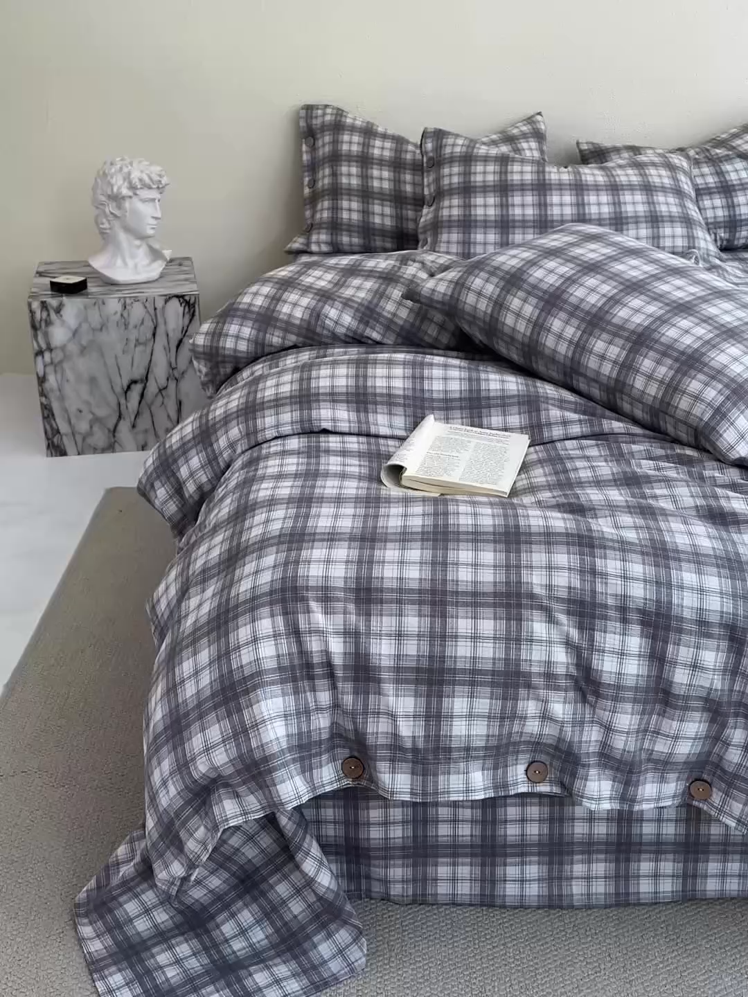 91家纺网 家纺一手货源 找家纺 库里梦家纺 2025新款皱皱纱亚麻纽扣式四件套 小格-灰