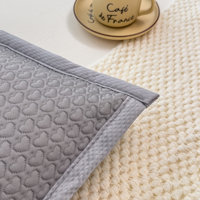 91家纺网 家纺一手货源 找家纺 诺可 2025新款夏凉茶叶枕凉感凉豆豆枕头枕芯 爱心-灰