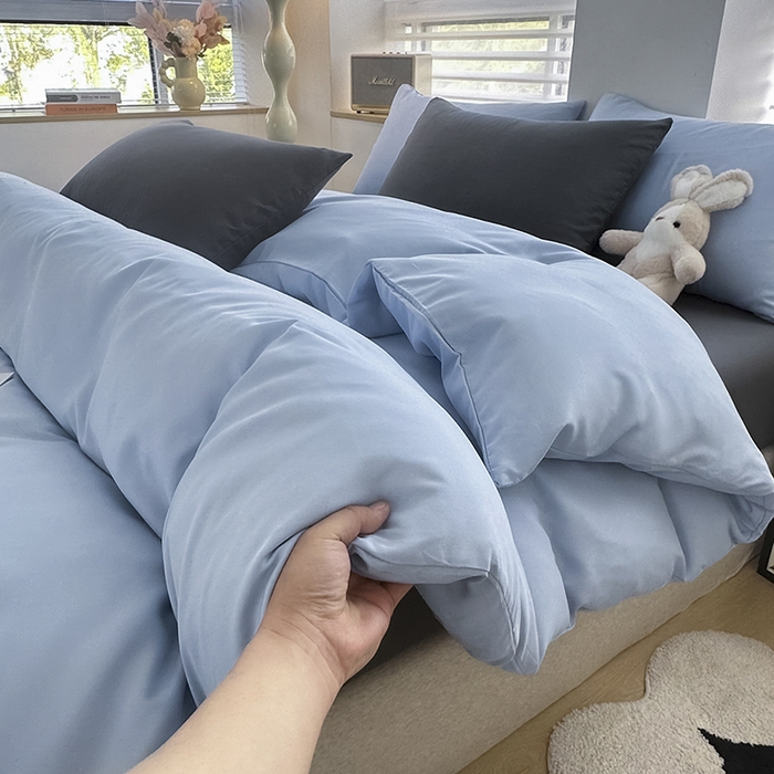 91家纺网 家纺一手货源 找家纺 优纤家纺 2025新款简约亲肤四件套床单床笠学生三件套-纯色混搭系列 洛克浅蓝