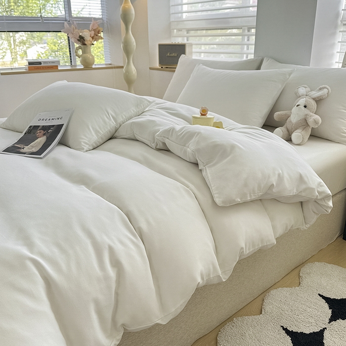 91家纺网 家纺一手货源 找家纺 优纤家纺 2025新款简约亲肤四件套床单床笠学生三件套-纯色混搭系列 奶昔白