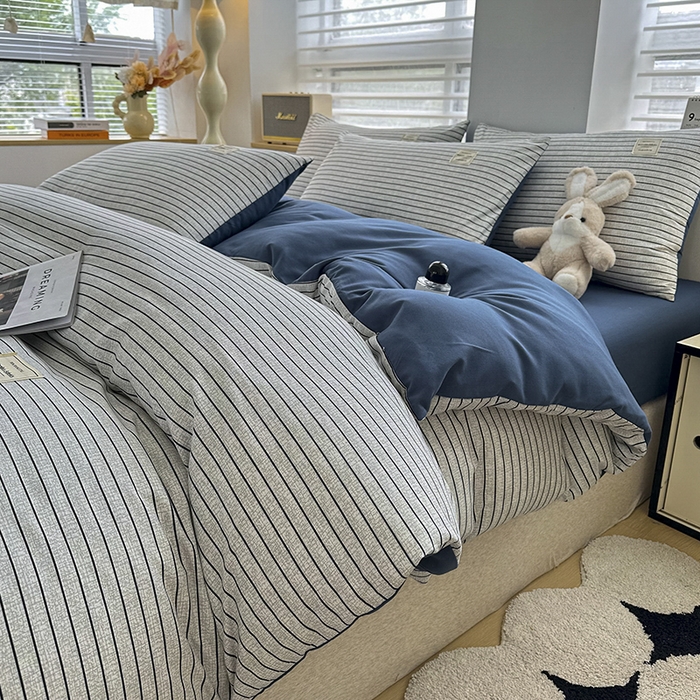 91家纺网 家纺一手货源 找家纺 优纤家纺 2025新款简约亲肤四件套床单床笠学生三件套-格子条纹系列 白条蓝