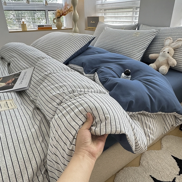 91家纺网 家纺一手货源 找家纺 优纤家纺 2025新款简约亲肤四件套床单床笠学生三件套-格子条纹系列 白条蓝