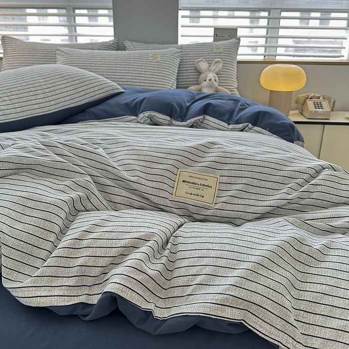 91家纺网 家纺一手货源 找家纺 优纤家纺 2025新款简约亲肤四件套床单床笠学生三件套-格子条纹系列 白条蓝