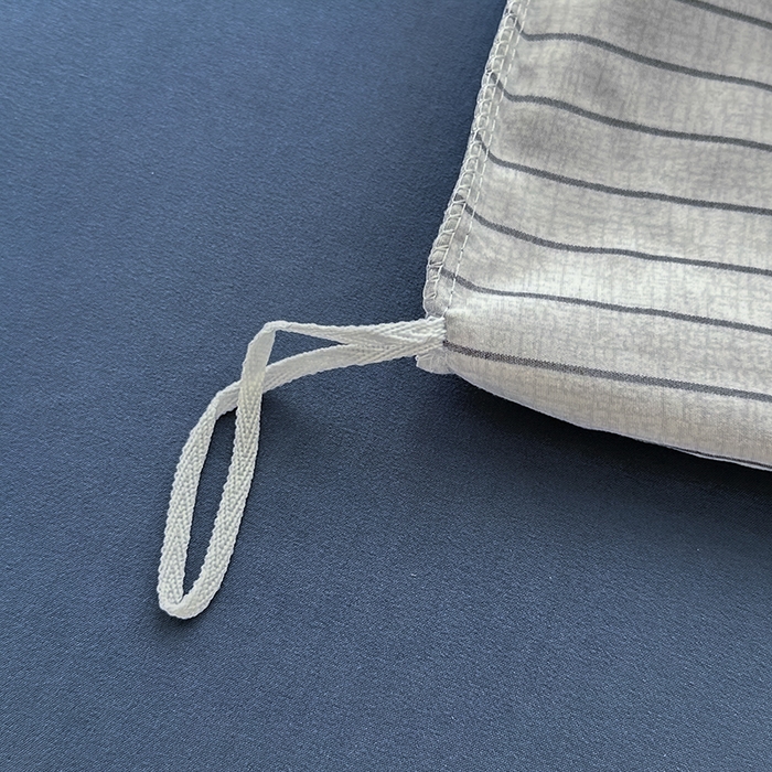 91家纺网 家纺一手货源 找家纺 优纤家纺 2025新款简约亲肤四件套床单床笠学生三件套-格子条纹系列 白条蓝