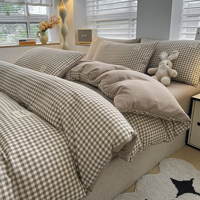 91家纺网 家纺一手货源 找家纺 优纤家纺 2025新款简约亲肤四件套床单床笠学生三件套-格子条纹系列 米小格