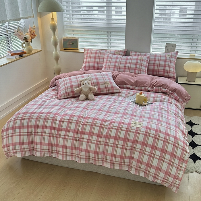 91家纺网 家纺一手货源 找家纺 优纤家纺 2025新款简约亲肤四件套床单床笠学生三件套-格子条纹系列 草莓格