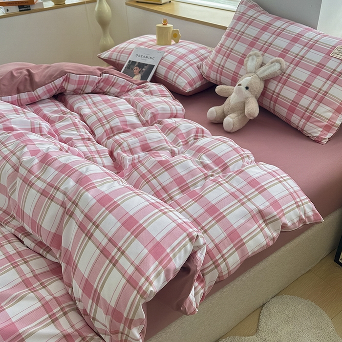 91家纺网 家纺一手货源 找家纺 优纤家纺 2025新款简约亲肤四件套床单床笠学生三件套-格子条纹系列 草莓格