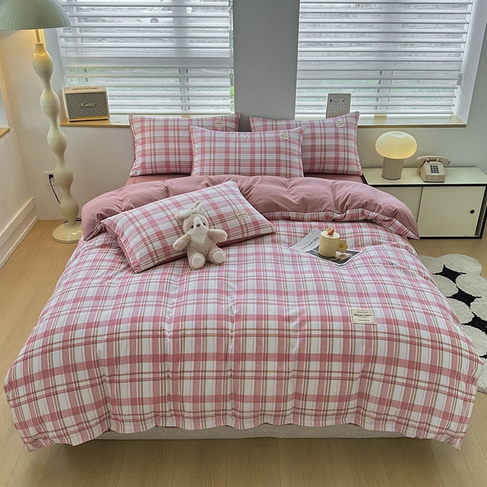 91家纺网 家纺一手货源 找家纺 优纤家纺 2025新款简约亲肤四件套床单床笠学生三件套-格子条纹系列 草莓格