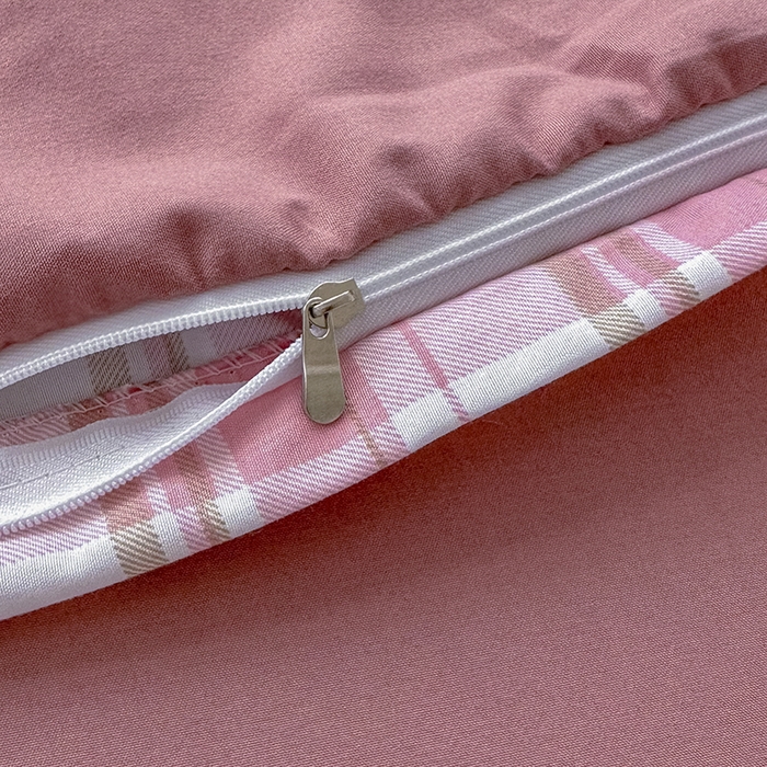 91家纺网 家纺一手货源 找家纺 优纤家纺 2025新款简约亲肤四件套床单床笠学生三件套-格子条纹系列 草莓格