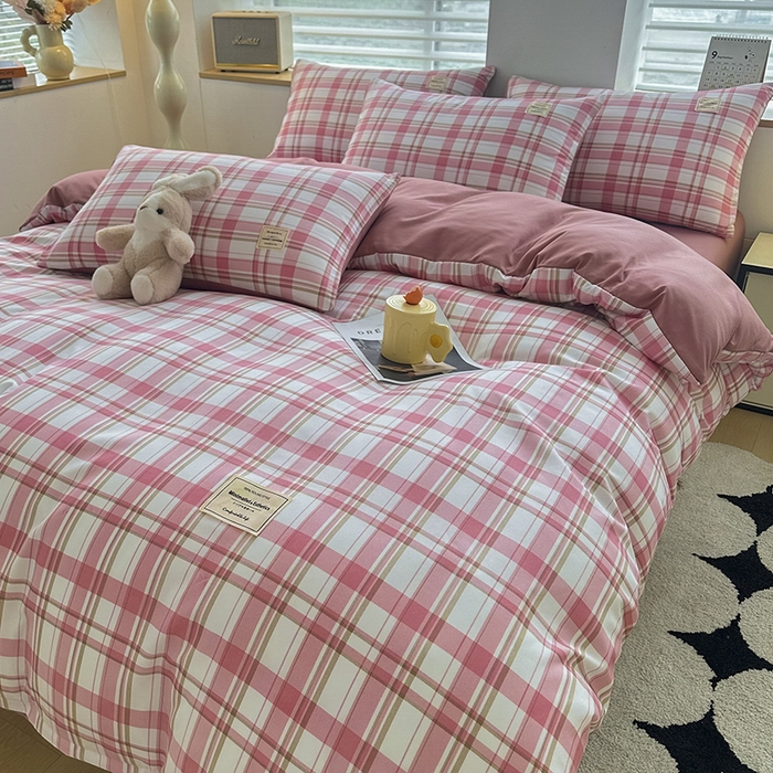 91家纺网 家纺一手货源 找家纺 优纤家纺 2025新款简约亲肤四件套床单床笠学生三件套-格子条纹系列 草莓格