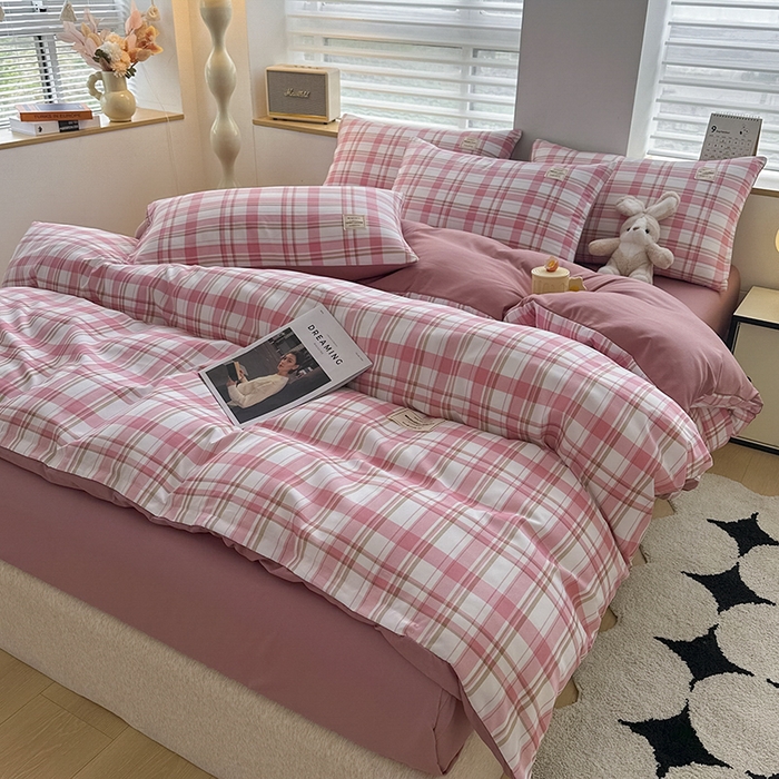 91家纺网 家纺一手货源 找家纺 优纤家纺 2025新款简约亲肤四件套床单床笠学生三件套-格子条纹系列 草莓格