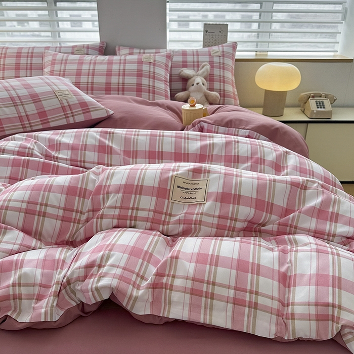 91家纺网 家纺一手货源 找家纺 优纤家纺 2025新款简约亲肤四件套床单床笠学生三件套-格子条纹系列 草莓格