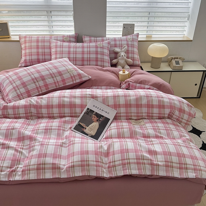 91家纺网 家纺一手货源 找家纺 优纤家纺 2025新款简约亲肤四件套床单床笠学生三件套-格子条纹系列 草莓格