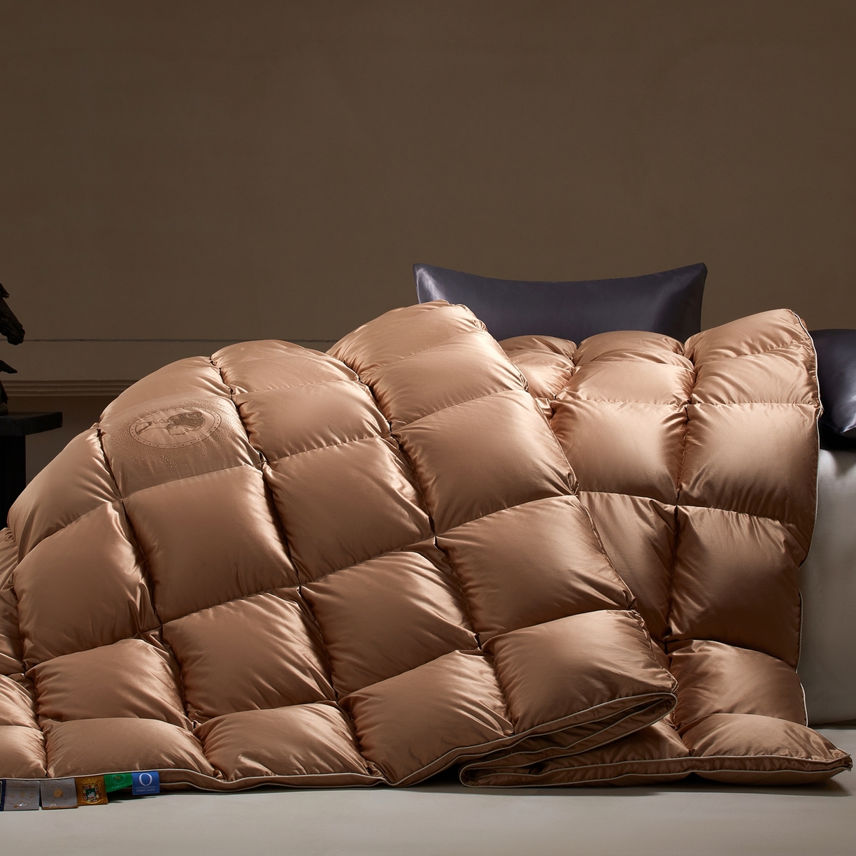 91家纺网 家纺一手货源 找家纺 （总）织梦人羽绒工厂店 2025新款高蓬松羽绒羽毛被大牌同款花型-真丝缎米字系列