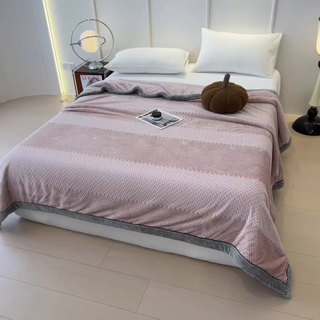 91家纺网 家纺一手货源 找家纺 世纪绒品 2025新款A类撸猫色织牛奶绒多功能毛毯 艾森-豆沙