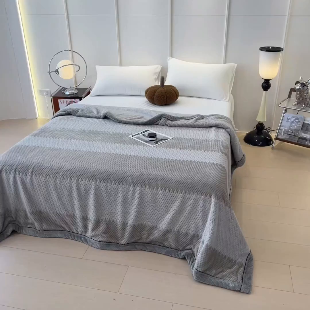 91家纺网 家纺一手货源 找家纺 世纪绒品 2025新款A类撸猫色织牛奶绒多功能毛毯 艾森-浅灰