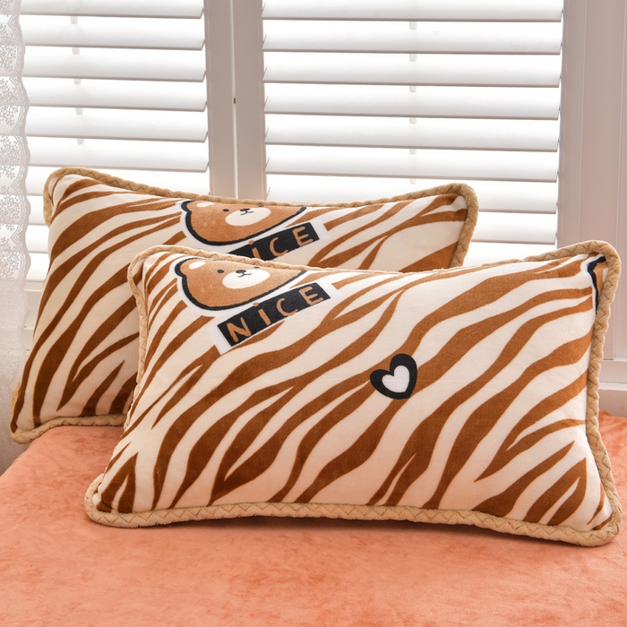 91家纺网 家纺一手货源 找家纺 绒耀 2025新款菠萝格牛奶绒四件套 熊先生