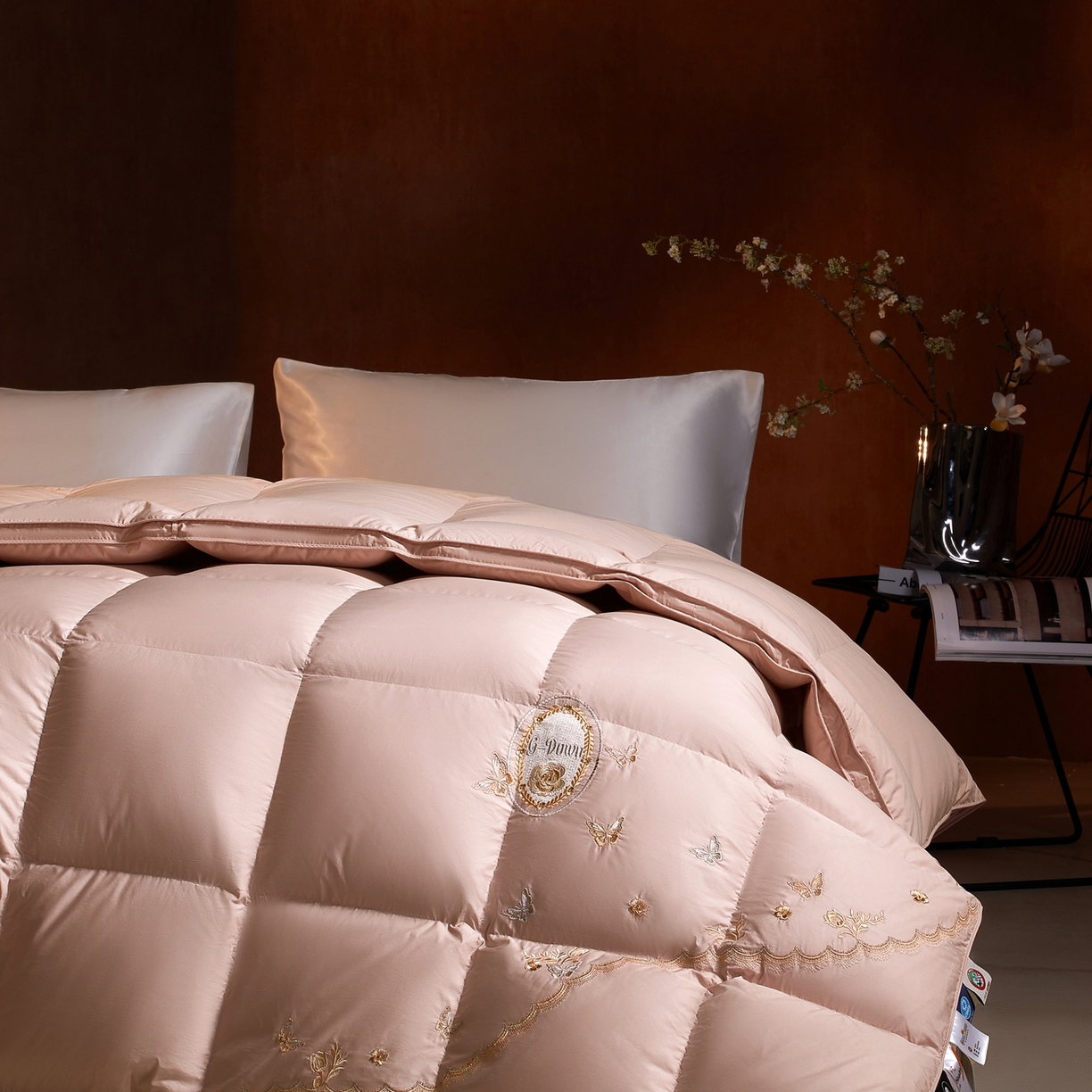 91家纺网 家纺一手货源 找家纺 织梦人羽绒工厂店2025新款高蓬松羽绒被85鸭绒大牌同款花型-绣花蝶韵蝶舞 蝶羽-豆沙