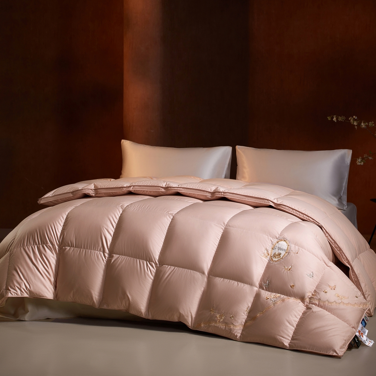 91家纺网 家纺一手货源 找家纺 织梦人羽绒工厂店2025新款高蓬松羽绒被85鸭绒大牌同款花型-绣花蝶韵蝶舞 蝶羽-豆沙