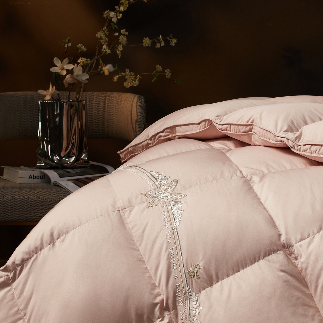 91家纺网 家纺一手货源 找家纺 织梦人羽绒工厂店2025新款高蓬松羽绒被85鸭绒大牌同款花型-绣花蝶韵蝶舞 蝶韵-豆沙