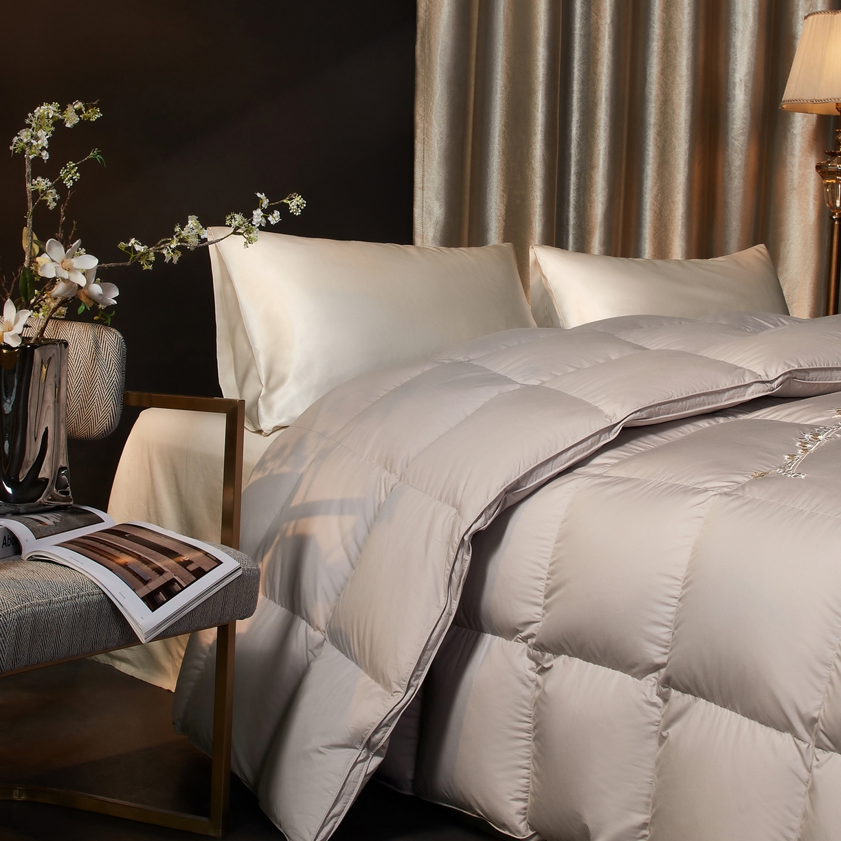 91家纺网 家纺一手货源 找家纺 织梦人羽绒工厂店2025新款高蓬松羽绒被85鸭绒大牌同款花型-绣花蝶韵蝶舞 蝶韵-灰