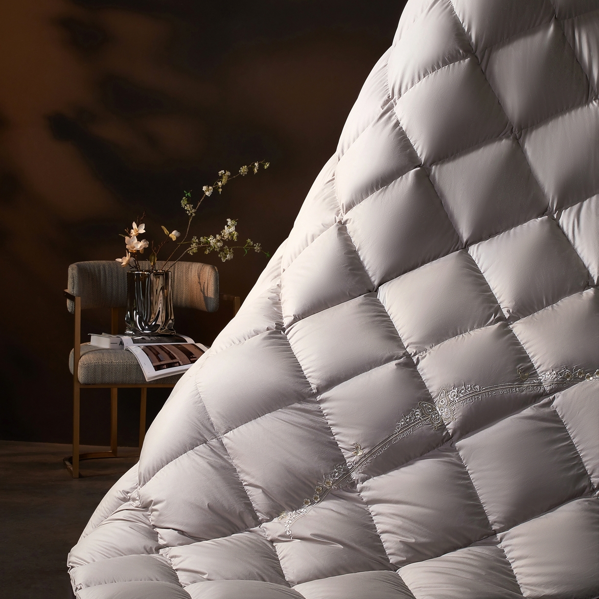 91家纺网 家纺一手货源 找家纺 织梦人羽绒工厂店2025新款高蓬松羽绒被85鸭绒大牌同款花型-绣花蝶韵蝶舞 蝶韵-灰