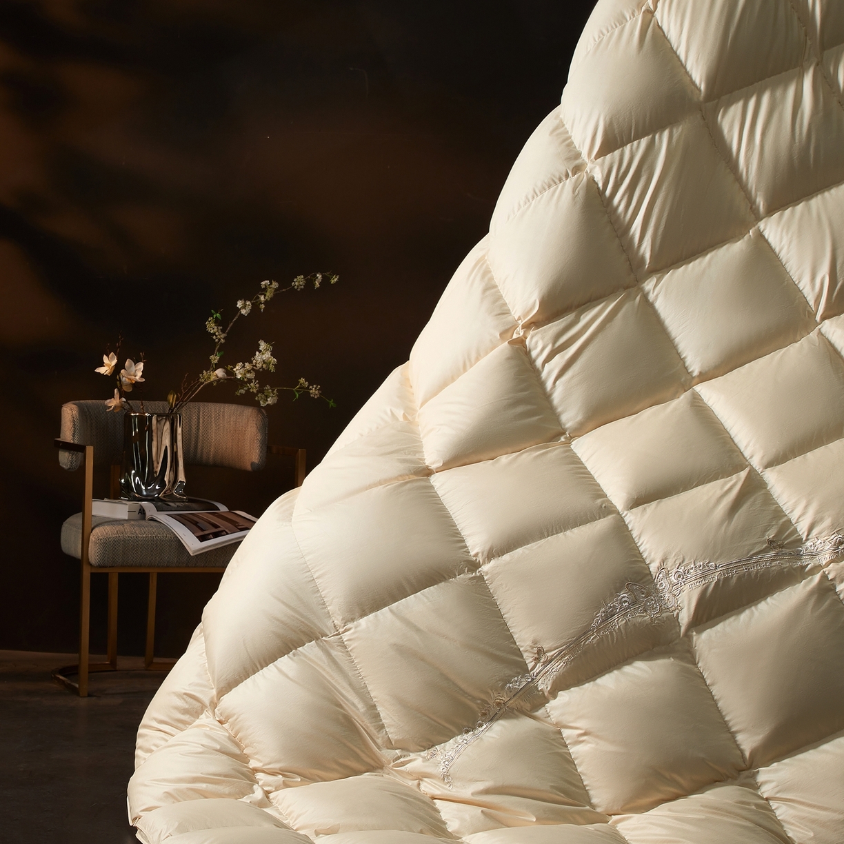 91家纺网 家纺一手货源 找家纺 织梦人羽绒工厂店2025新款高蓬松羽绒被85鸭绒大牌同款花型-绣花蝶韵蝶舞 蝶韵-米黄