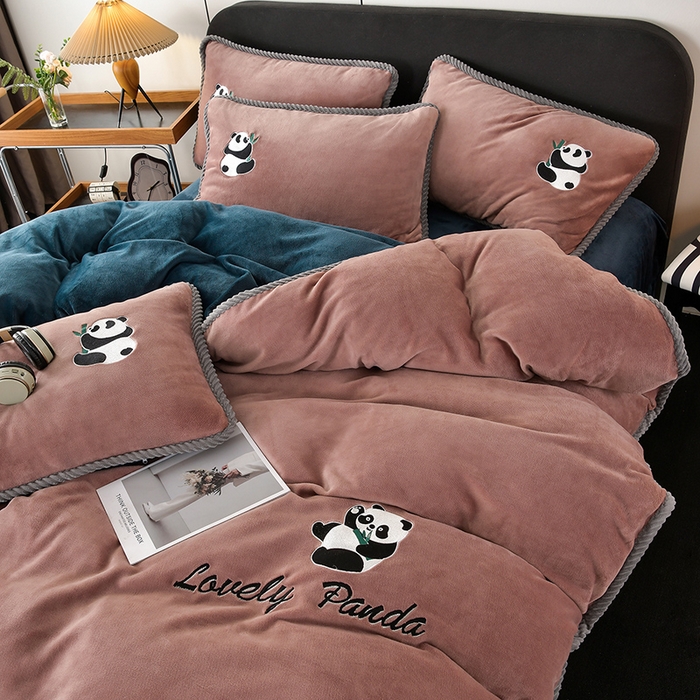 91家纺网 家纺一手货源 找家纺 （总）妮恒美 2025新款加厚牛奶绒刺绣四件套-熊猫系列