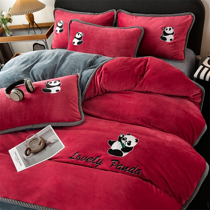 91家纺网 家纺一手货源 找家纺 （总）妮恒美 2025新款加厚牛奶绒刺绣四件套-熊猫系列