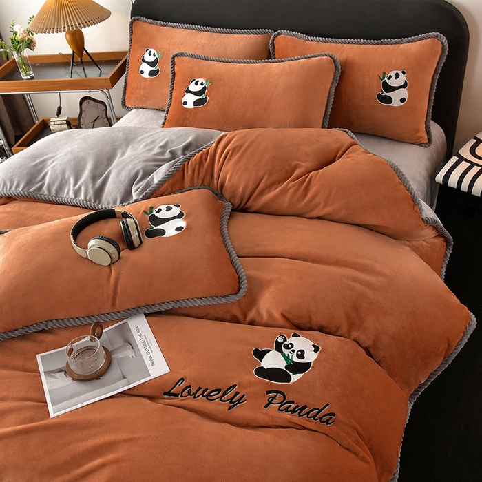 91家纺网 家纺一手货源 找家纺 （总）妮恒美 2025新款加厚牛奶绒刺绣四件套-熊猫系列