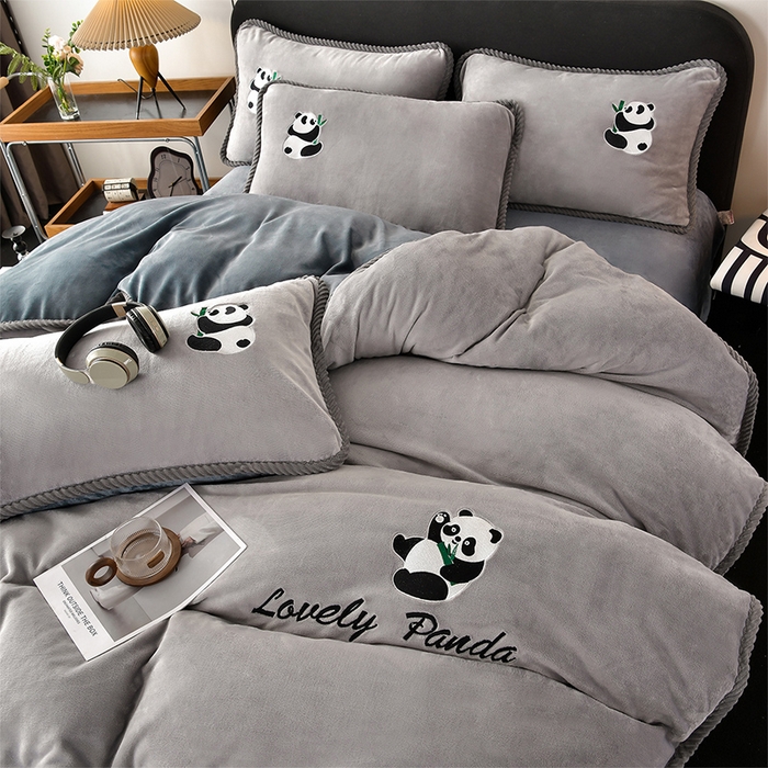 91家纺网 家纺一手货源 找家纺 （总）妮恒美 2025新款加厚牛奶绒刺绣四件套-熊猫系列