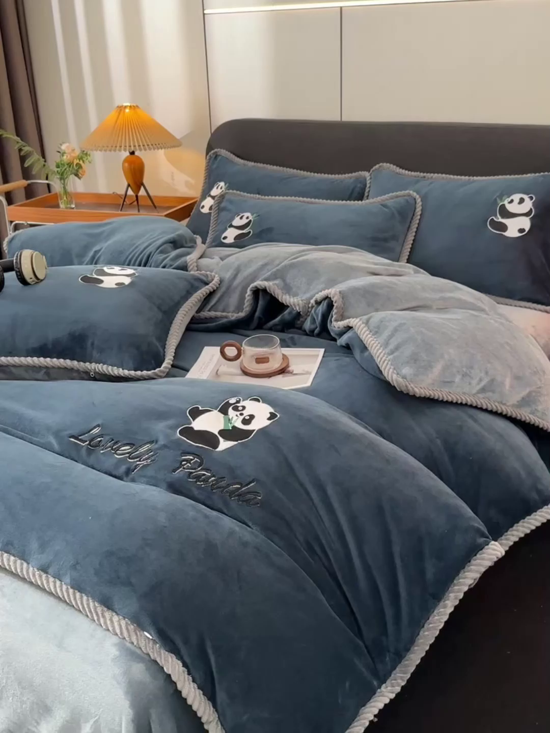 91家纺网 家纺一手货源 找家纺 妮恒美 2025新款加厚牛奶绒刺绣四件套-熊猫系列 熊猫-藏蓝