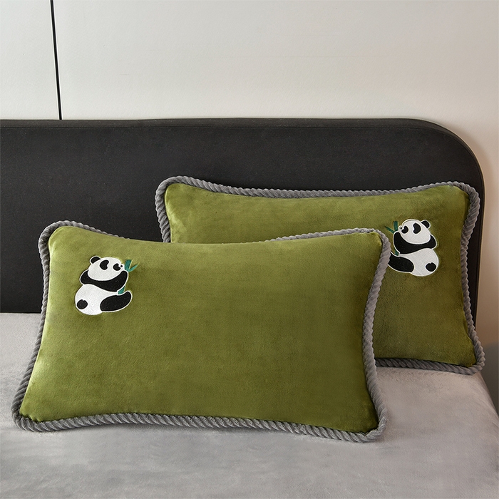 91家纺网 家纺一手货源 找家纺 妮恒美 2025新款加厚牛奶绒刺绣四件套-熊猫系列 熊猫-草绿