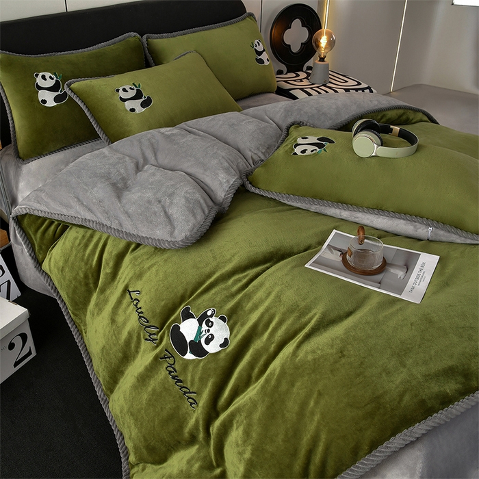 91家纺网 家纺一手货源 找家纺 妮恒美 2025新款加厚牛奶绒刺绣四件套-熊猫系列 熊猫-草绿