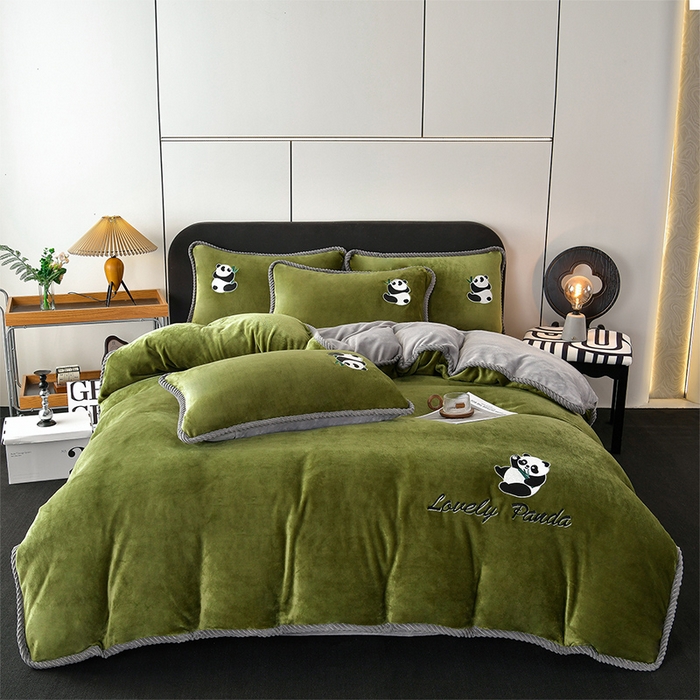 91家纺网 家纺一手货源 找家纺 妮恒美 2025新款加厚牛奶绒刺绣四件套-熊猫系列 熊猫-草绿