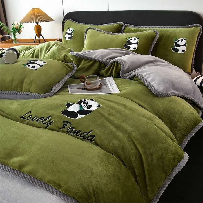 91家纺网 家纺一手货源 找家纺 妮恒美 2025新款加厚牛奶绒刺绣四件套-熊猫系列 熊猫-草绿