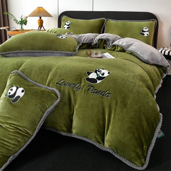91家纺网 家纺一手货源 找家纺 妮恒美 2025新款加厚牛奶绒刺绣四件套-熊猫系列 熊猫-草绿