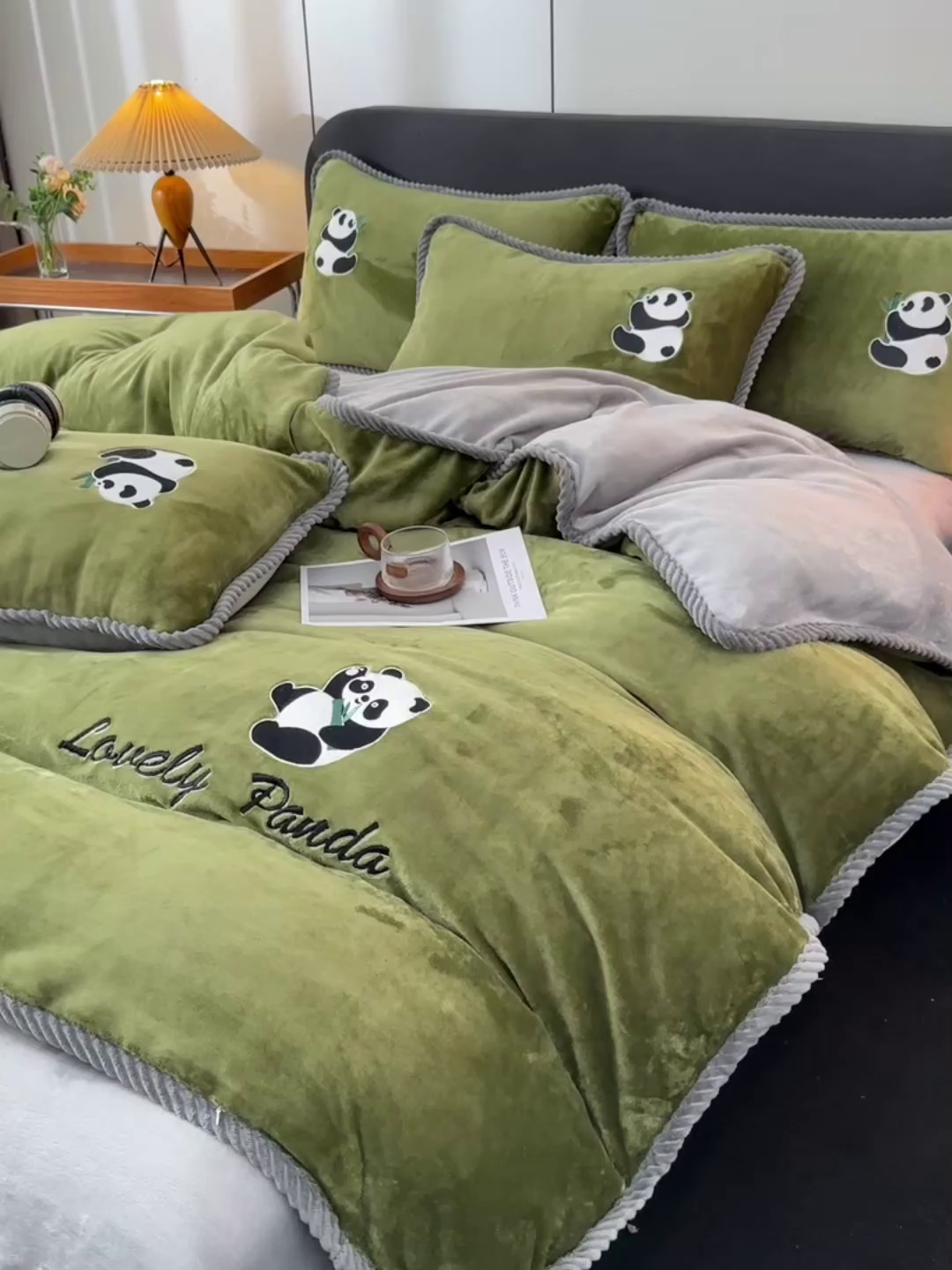 91家纺网 家纺一手货源 找家纺 妮恒美 2025新款加厚牛奶绒刺绣四件套-熊猫系列 熊猫-草绿