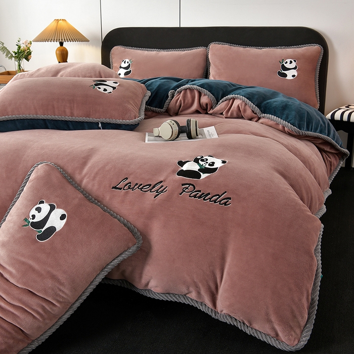 91家纺网 家纺一手货源 找家纺 妮恒美 2025新款加厚牛奶绒刺绣四件套-熊猫系列 熊猫-红棕