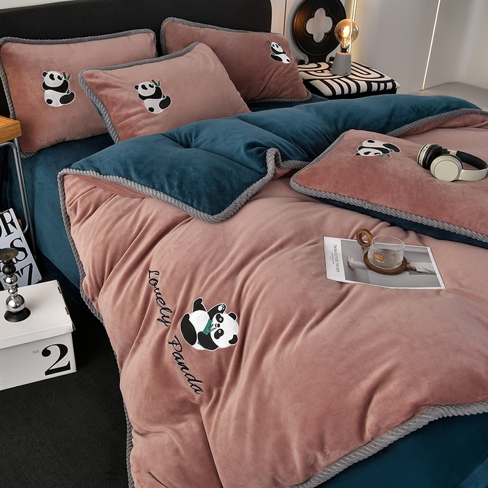 91家纺网 家纺一手货源 找家纺 妮恒美 2025新款加厚牛奶绒刺绣四件套-熊猫系列 熊猫-红棕