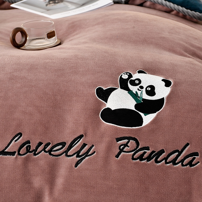 91家纺网 家纺一手货源 找家纺 妮恒美 2025新款加厚牛奶绒刺绣四件套-熊猫系列 熊猫-红棕