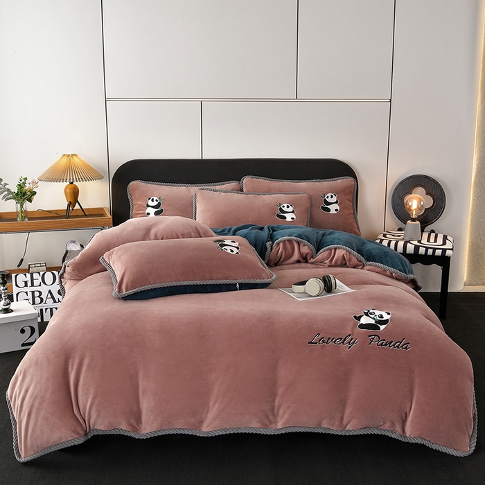 91家纺网 家纺一手货源 找家纺 妮恒美 2025新款加厚牛奶绒刺绣四件套-熊猫系列 熊猫-红棕