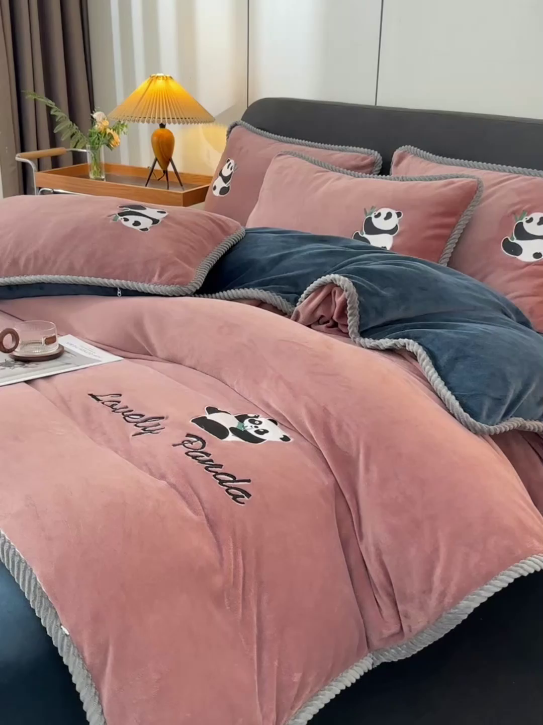 91家纺网 家纺一手货源 找家纺 妮恒美 2025新款加厚牛奶绒刺绣四件套-熊猫系列 熊猫-红棕