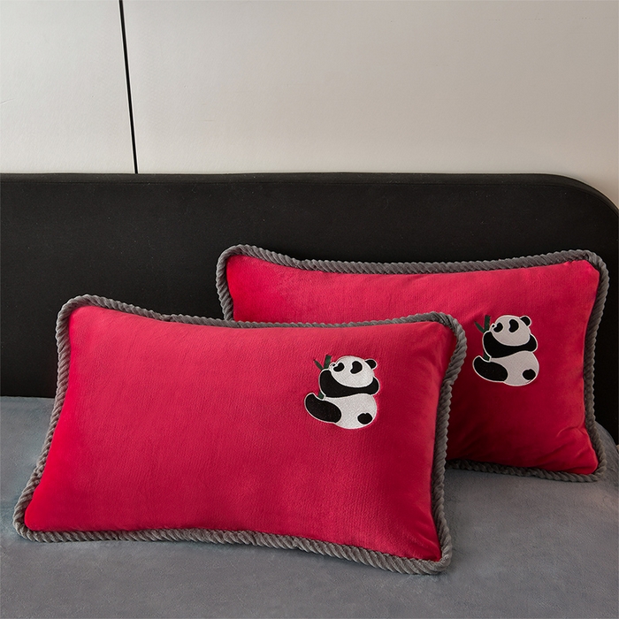 91家纺网 家纺一手货源 找家纺 妮恒美 2025新款加厚牛奶绒刺绣四件套-熊猫系列 熊猫-火山红