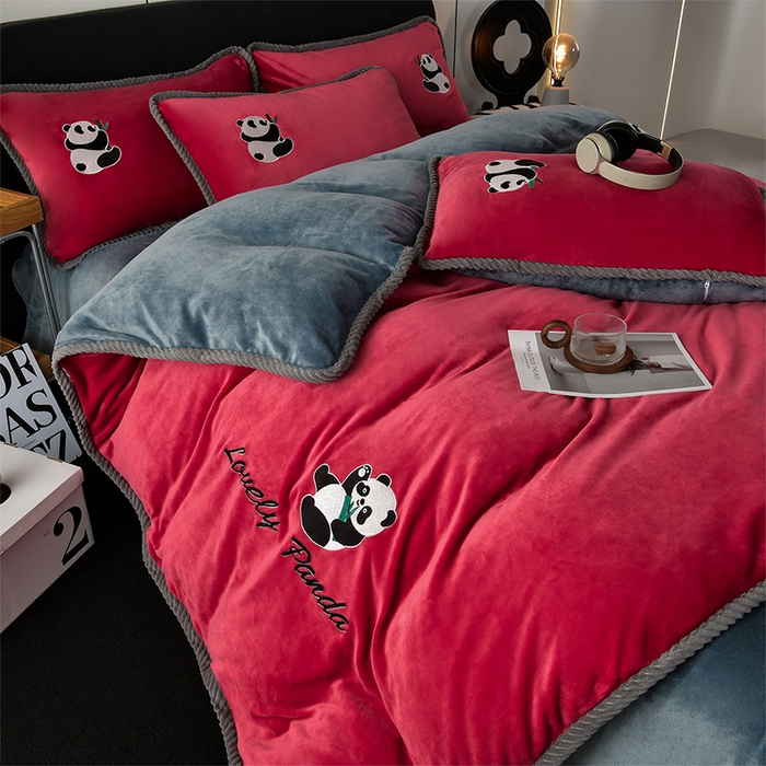 91家纺网 家纺一手货源 找家纺 妮恒美 2025新款加厚牛奶绒刺绣四件套-熊猫系列 熊猫-火山红