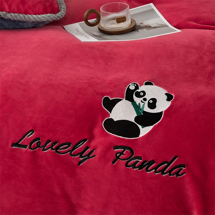 91家纺网 家纺一手货源 找家纺 妮恒美 2025新款加厚牛奶绒刺绣四件套-熊猫系列 熊猫-火山红