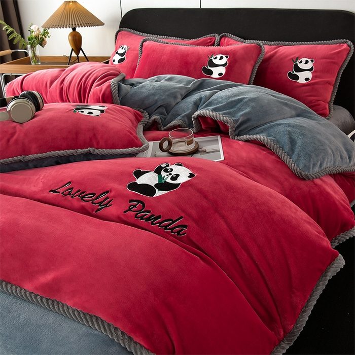 91家纺网 家纺一手货源 找家纺 妮恒美 2025新款加厚牛奶绒刺绣四件套-熊猫系列 熊猫-火山红