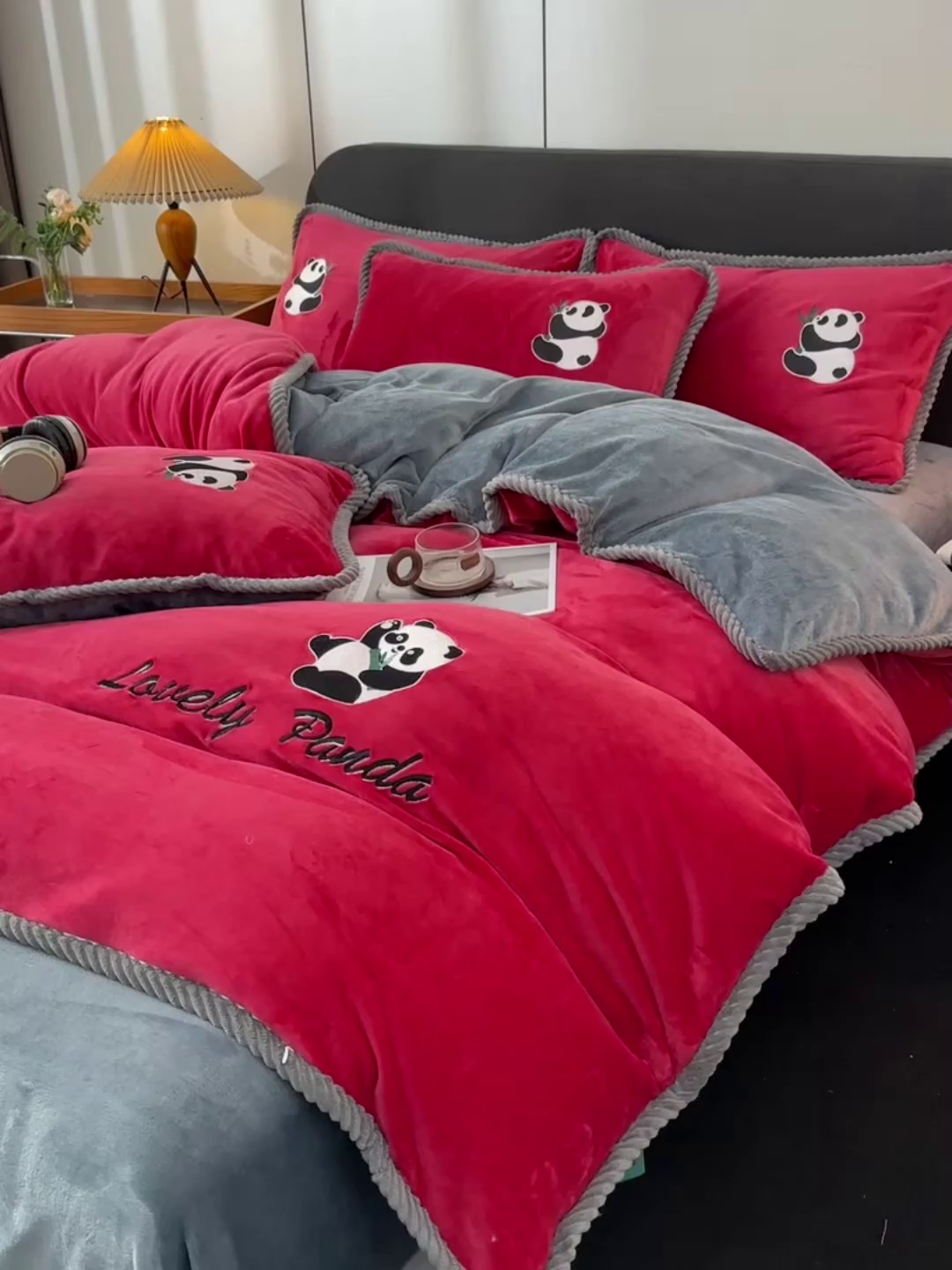 91家纺网 家纺一手货源 找家纺 妮恒美 2025新款加厚牛奶绒刺绣四件套-熊猫系列 熊猫-火山红