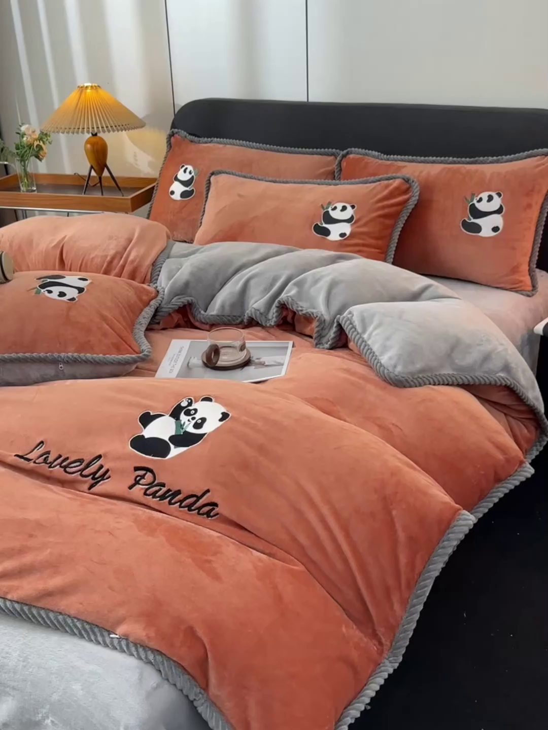 91家纺网 家纺一手货源 找家纺 妮恒美 2025新款加厚牛奶绒刺绣四件套-熊猫系列 熊猫-焦糖