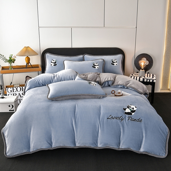 91家纺网 家纺一手货源 找家纺 妮恒美 2025新款加厚牛奶绒刺绣四件套-熊猫系列 熊猫-爵士灰